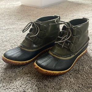 Women’s US Size 7.5 Olive green Sorels in great condition!